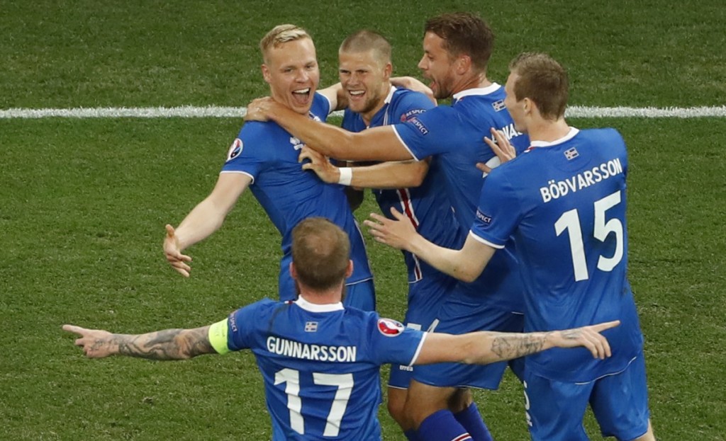 Jugadores de Islandia celebran un gol ante Inglaterra