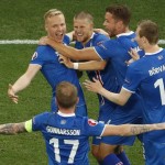 Jugadores de Islandia celebran un gol ante Inglaterra