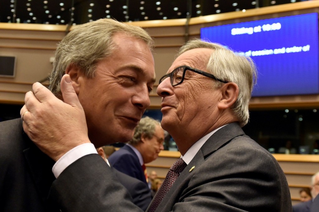 Jean-Claude Juncker, presidente de la Comision Europea, habla con Nigel Farage, diputado británico euroescéptico