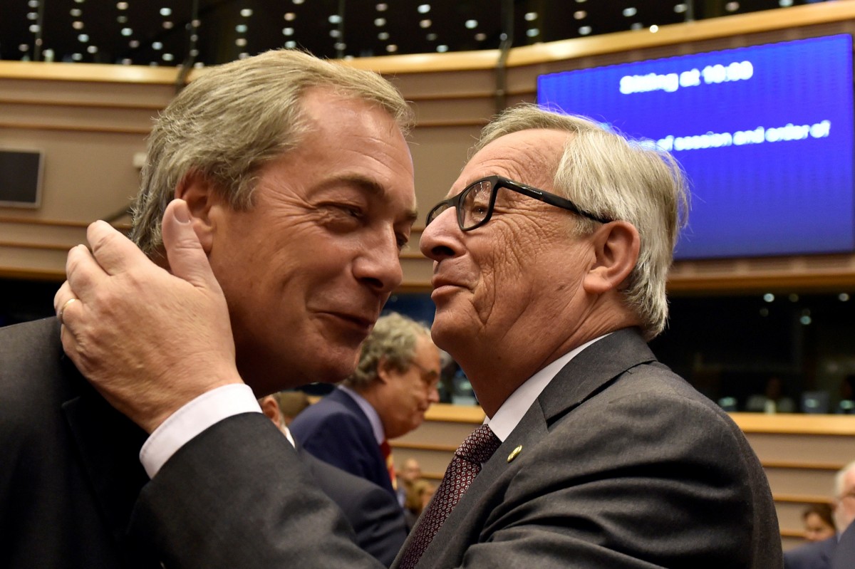 Jean-Claude Juncker, presidente de la Comision Europea, habla con Nigel Farage, diputado británico euroescéptico