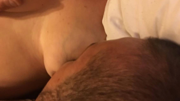 La mujer amamantando a su marido. / CEDIDA