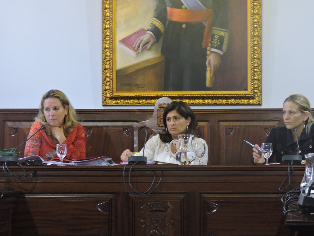 La alcaldesa, en el centro y la interventura, a la derecha / NORCHI