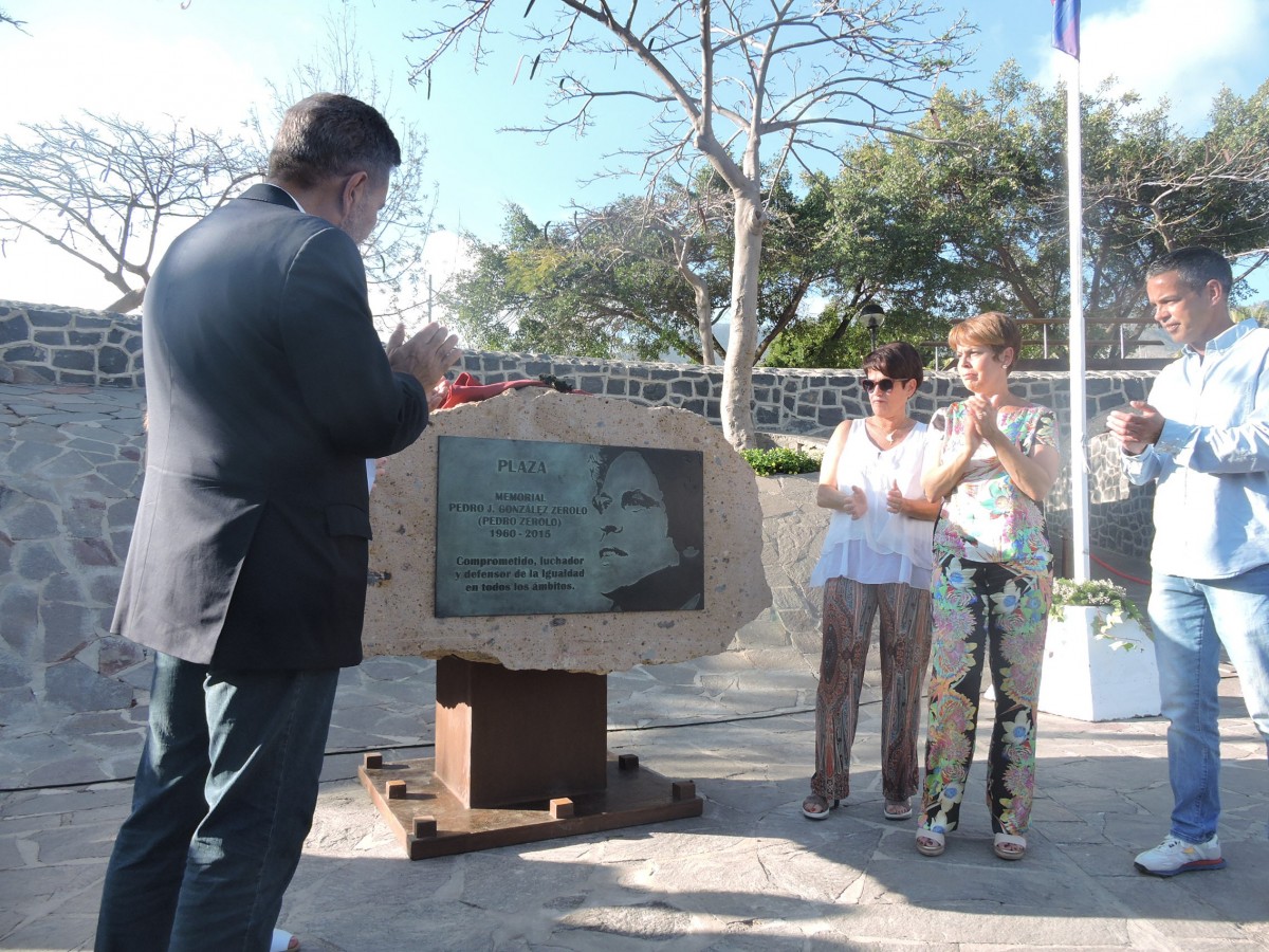 El alcalde de Adeje y los familiares de Pedro Zerolo en el momento de descubrir la placa 