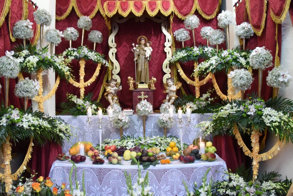 Altar de Candelaria González adornado con frutas, verduras, panes y flores / ELENA DÍAZ 