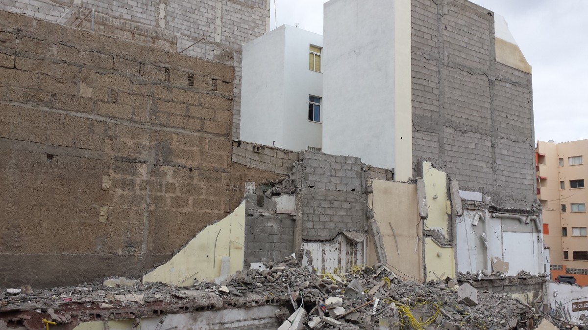 Aspecto que lucía ayer la parcela tras la demolición de las ruinas del edificio derrumbado el 14 de abril. J. C. M.