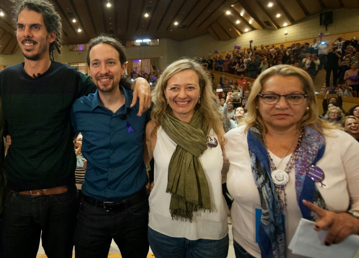 Pablo Iglesias, con los tres diputados que resultaron electos por Canarias en las elecciones de diciembre: Alberto Rodríguez, Victoria Rosell y Meri Pita. / FRAN PALLERO