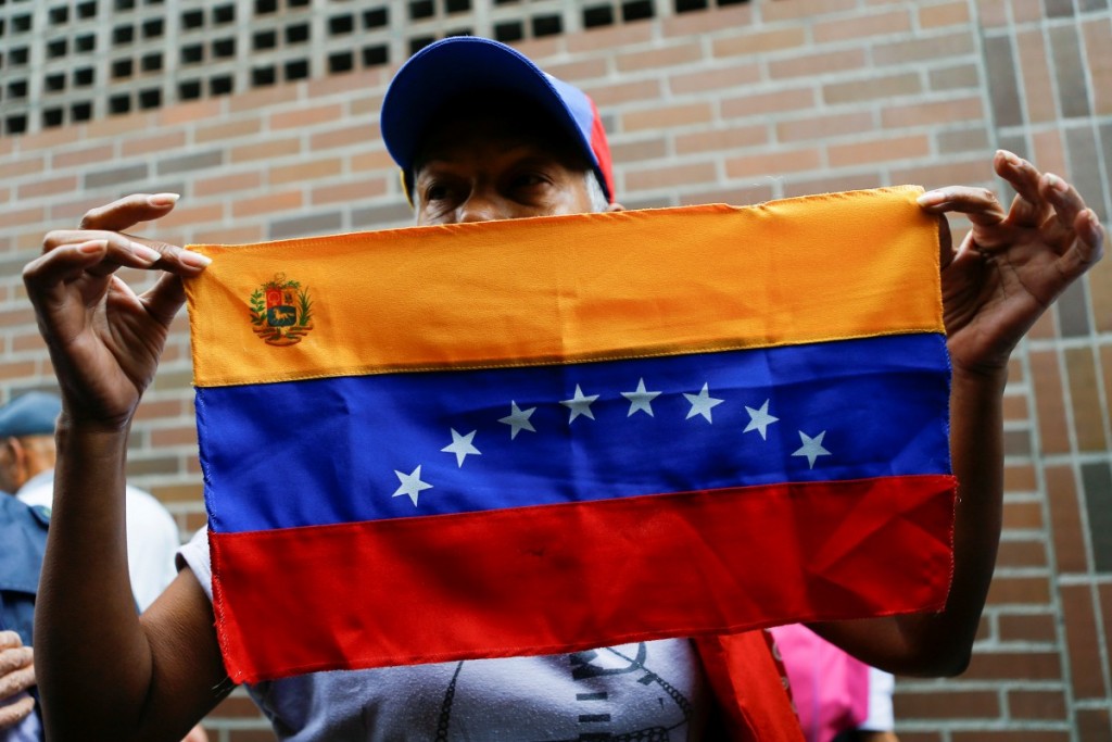 Mujer sostiene bandera de Venezuela duarnte la segunda fase de verificación de firmas del revocatorio / FOTO REUTERS:Ivan Alvarado