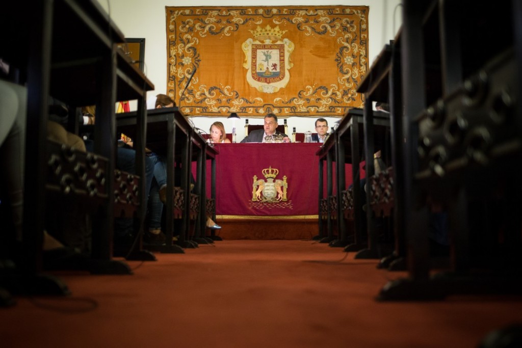 El alcalde, ayer en un momento del pleno. / ANDRÉS GUTIÉRREZ