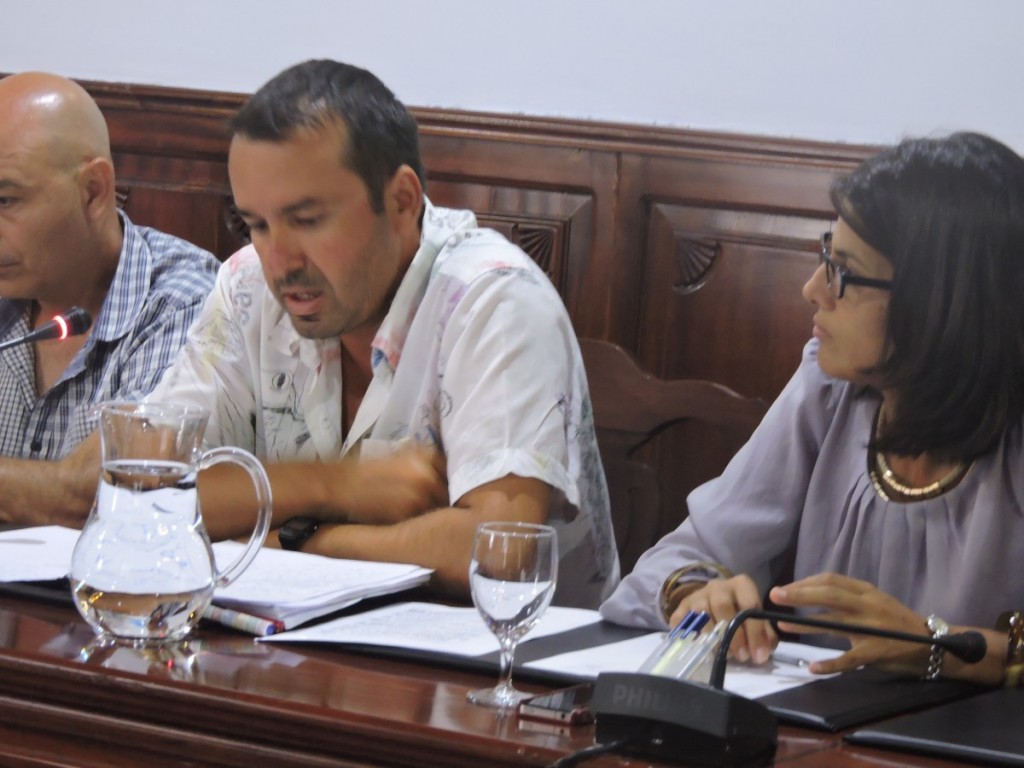 Ruymán Expósito, en el centro, concejal de Sí se puede / DA