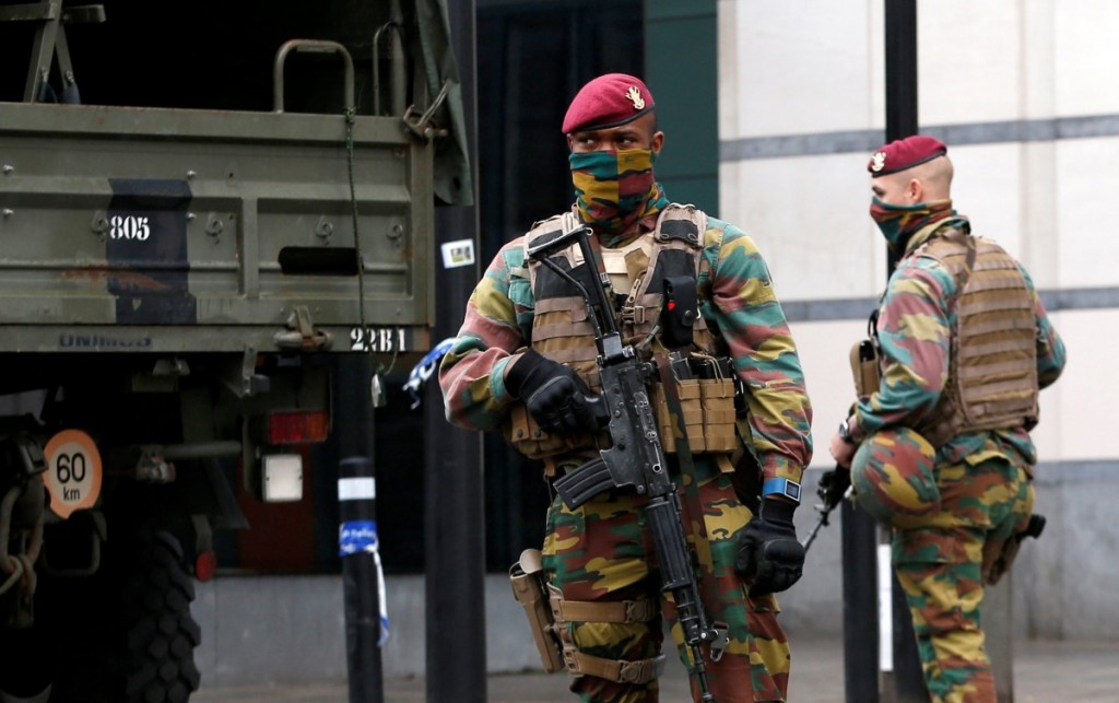 Soldados belgas cerca de centro comercial de Bruselas