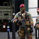 Soldados belgas cerca de centro comercial de Bruselas
