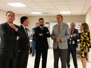 El consejero de Justicia, Aarón Afonso (3I), y el presidente de la Audiencia provincial, Joaquín Astor (3D), ayer en Santa Cruz de Tenerife. / DA