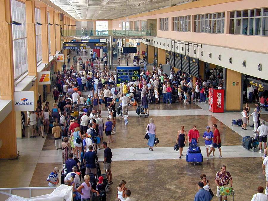 Pasajeros en el Aeropuerto de Tenerife Sur. / DA