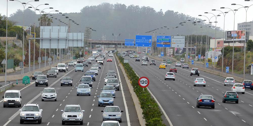 Una de las demandas de Tenerife es ampliar la autopista del Norte a seis carriles, con una plataforma central para la guagua. SERGIO MÉNDEZ 