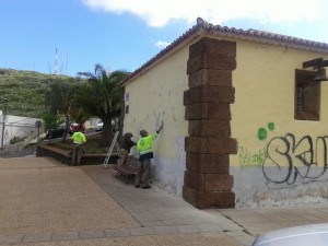 Operarios trabajando en la mejora de la fachada. / DA