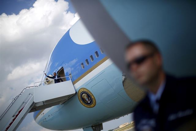 Obama embarca en el Air Force One