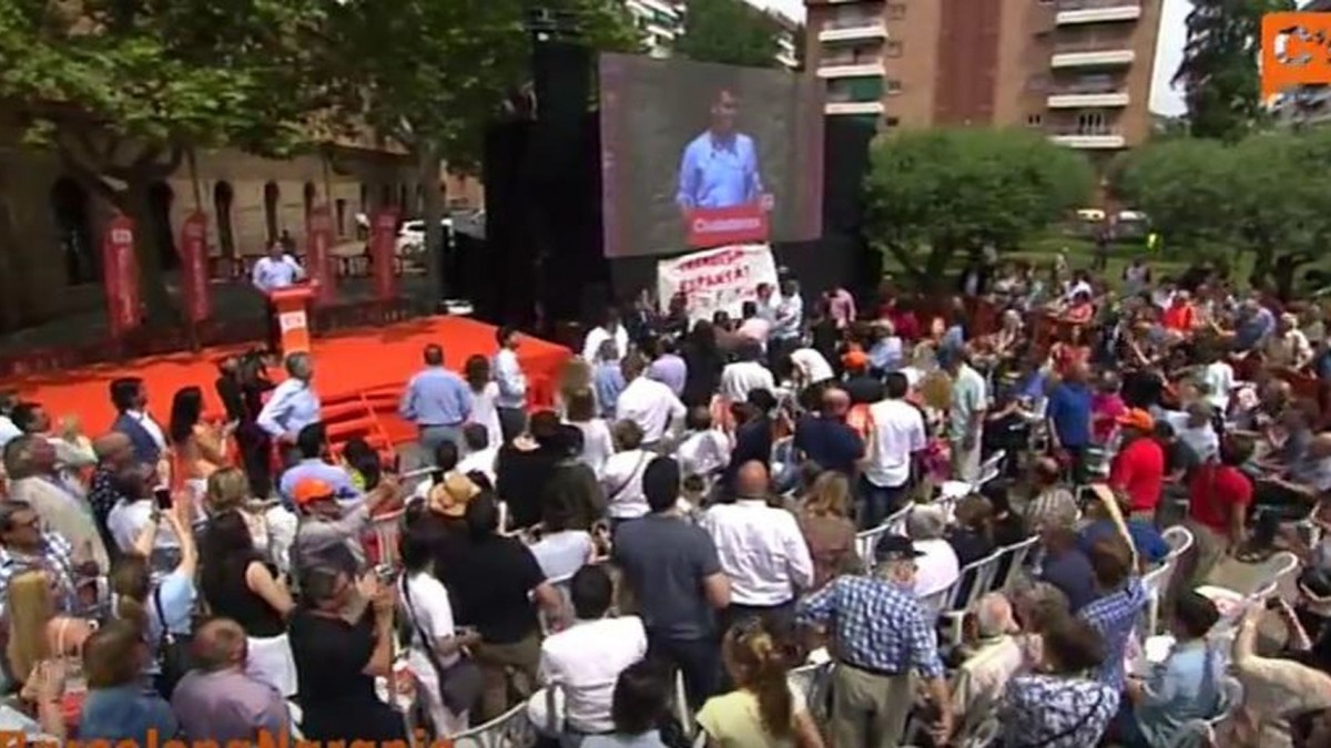 Al mismo tiempo que esta persona ha irrumpido en el mitin, otros han entrado y delante del escenario han colocado una pancarta con el lema 'Rompamos España, boicot a las elecciones", pero no han mostrado resistencia cuando los han echado del lugar. / CIUDADANOS