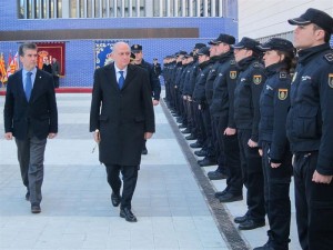 Imagen de archivo con el director general del CNP, Ignacio Cosidó (izq.) y el ministro del Interior en funciones, Jorge Fernández, pasando revista. Europa Press