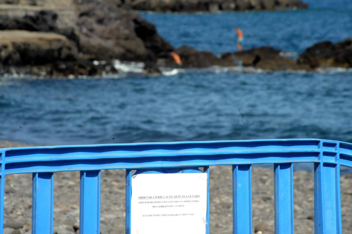 El cierre de playas por vertidos fecales, una imagen más frecuente de lo deseado en Canarias. / DA
