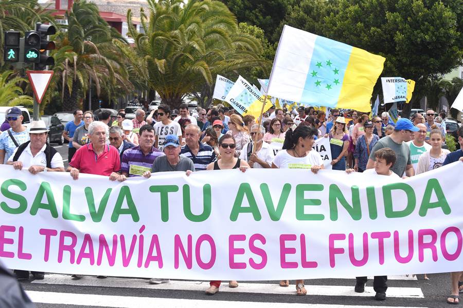 Los manifestantes avanzaron por la avenida de Los Majuelos coreando lemas que expresaban su no al tranvía y sí a las guaguas. SERGIO MÉNDEZ