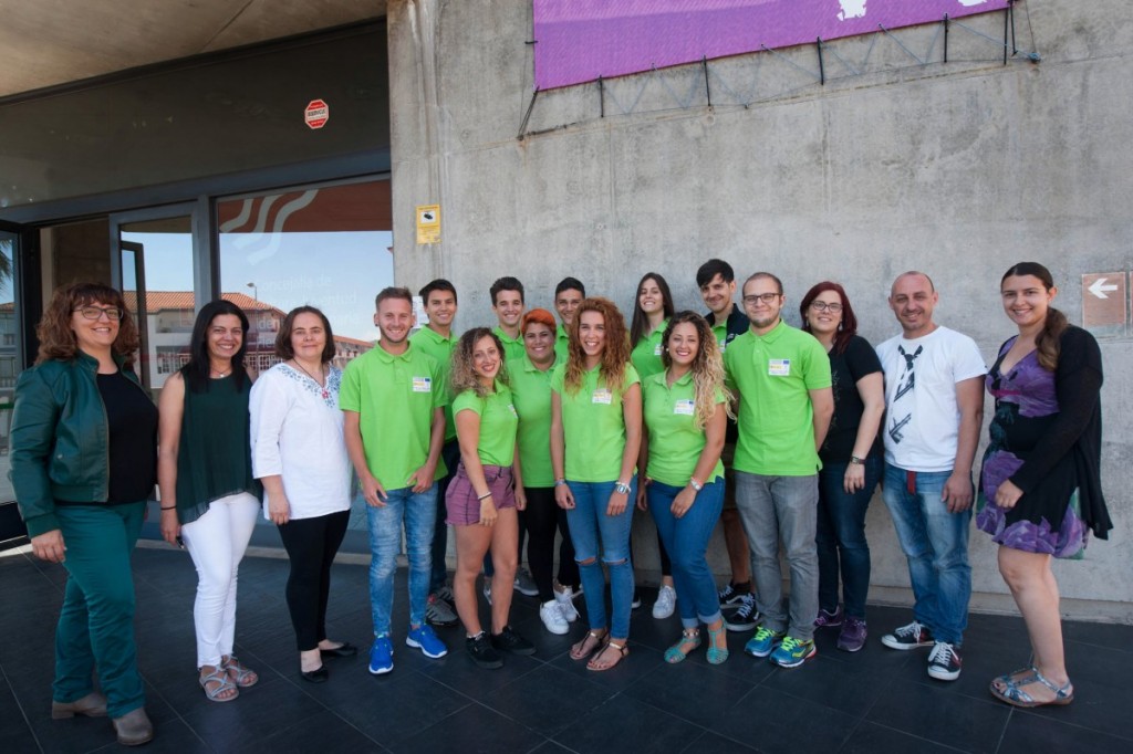 El grupo de alumnos y profesores, en Zona Joven / FRAN PALLERO
