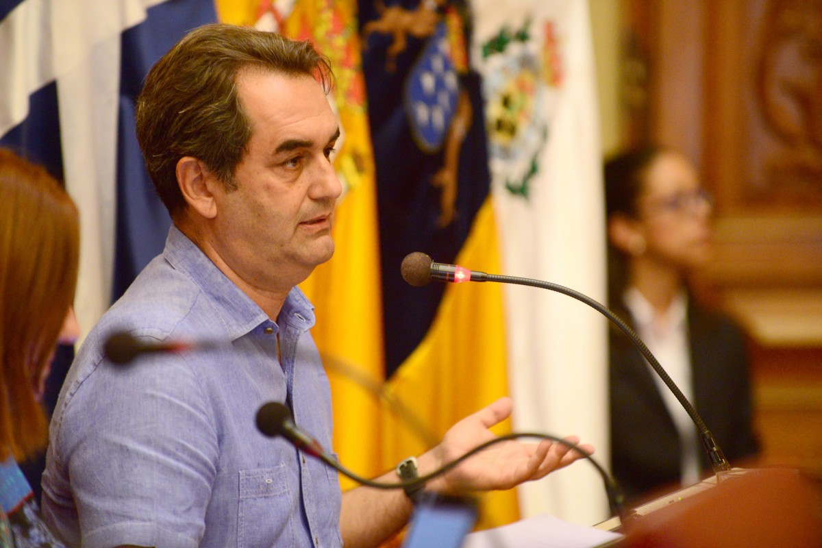 Pedro Fernández Arcila durante uno de los Plenos del Ayuntamiento de Santa Cruz. / S. M.