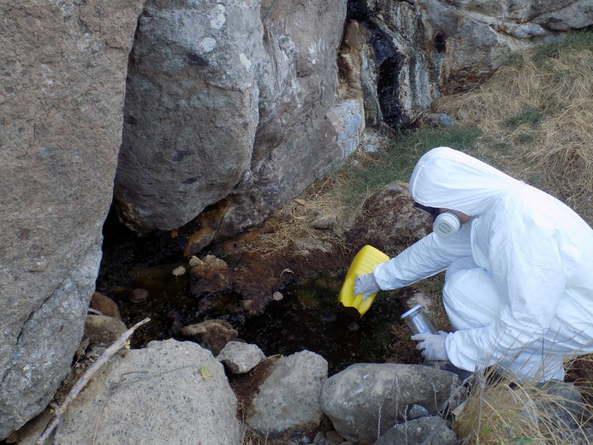 Toma de muestras, encargadas por Si se puede, en el barranco de Guasiegre. / DA