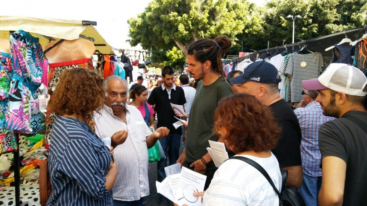 Alberto Rodríguez y otros candidatos de Unidos Podemos conversan con vendedores ambulantes en el rastro de Santa Cruz, entre ellos el dirigente Rafael Heredia, dirigente de este colectivo. / DA