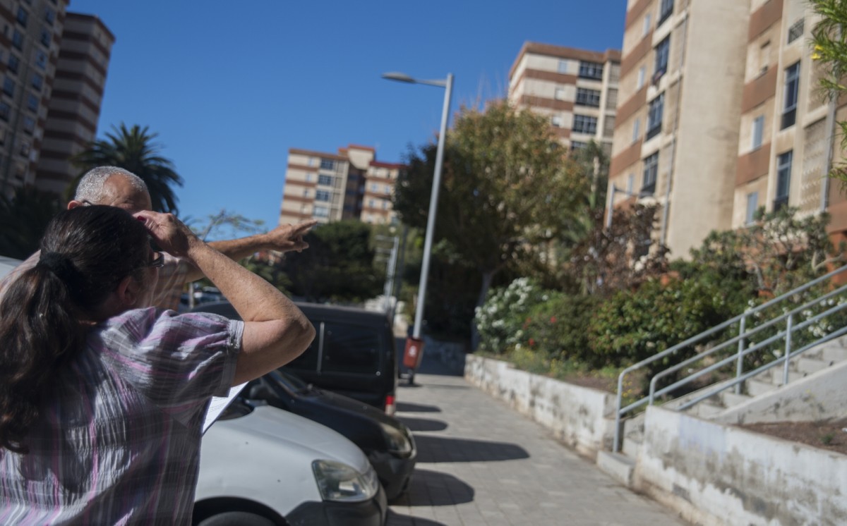 Vecinos afectados por el embargo, en la urbanización de Las Retamas. / MARTA VÁZQUEZ