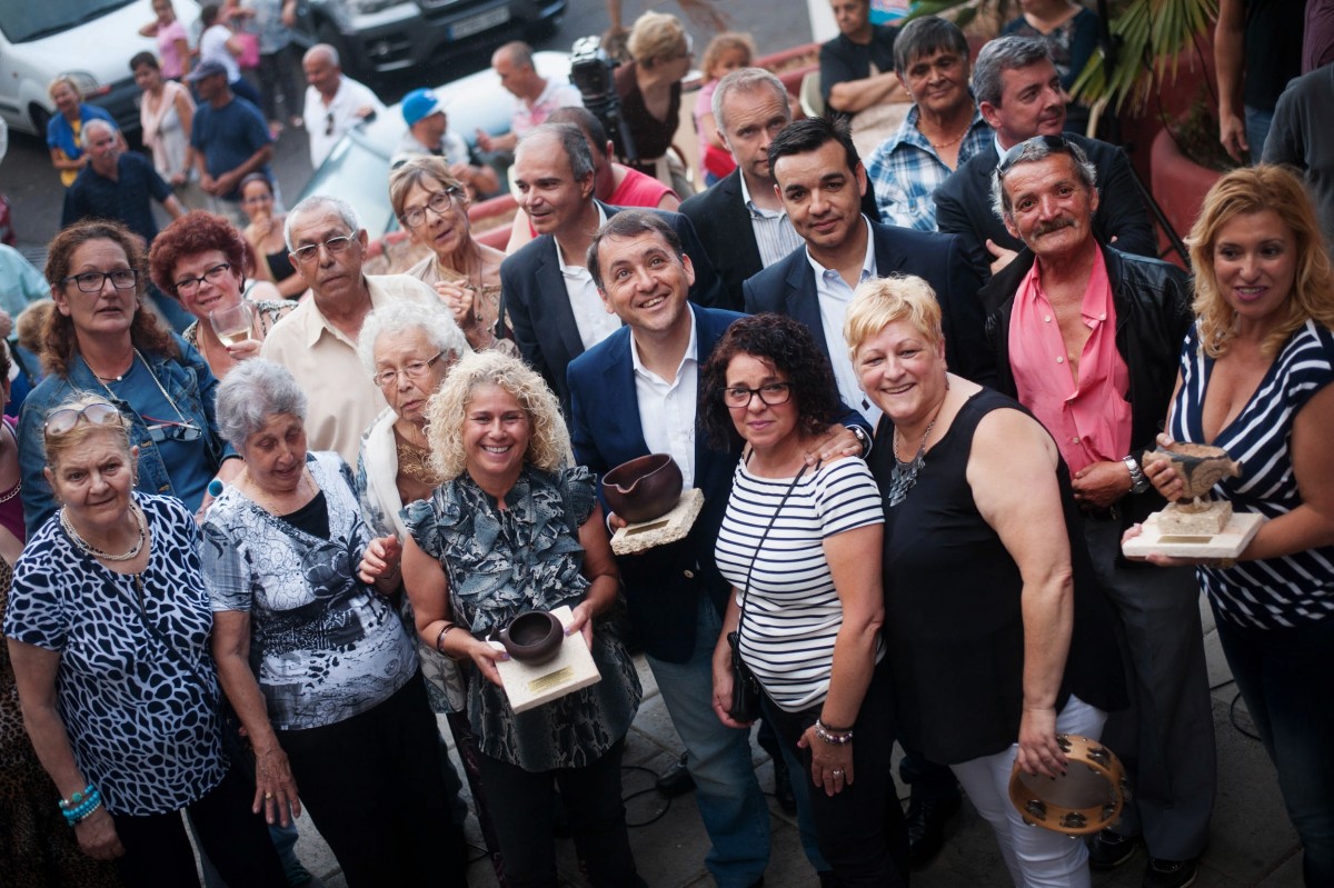 Bermúdez, con los vecinos de San Andrés en el acto del viernes. / FRAN PALLERO