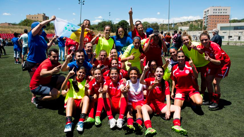 La familia de la UD Tacuense celebra el ascenso en montigalá tras imponerse al Seagull de Badalona. / LFP