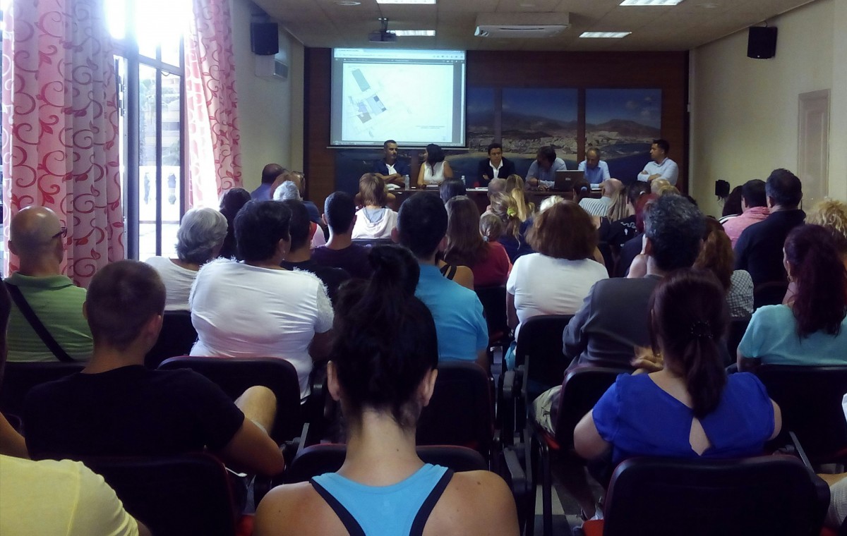 A la reunión convocada ayer por el Ayuntamiento en el Centro Cultural asistieron medio centenar de vecinos. D.A.