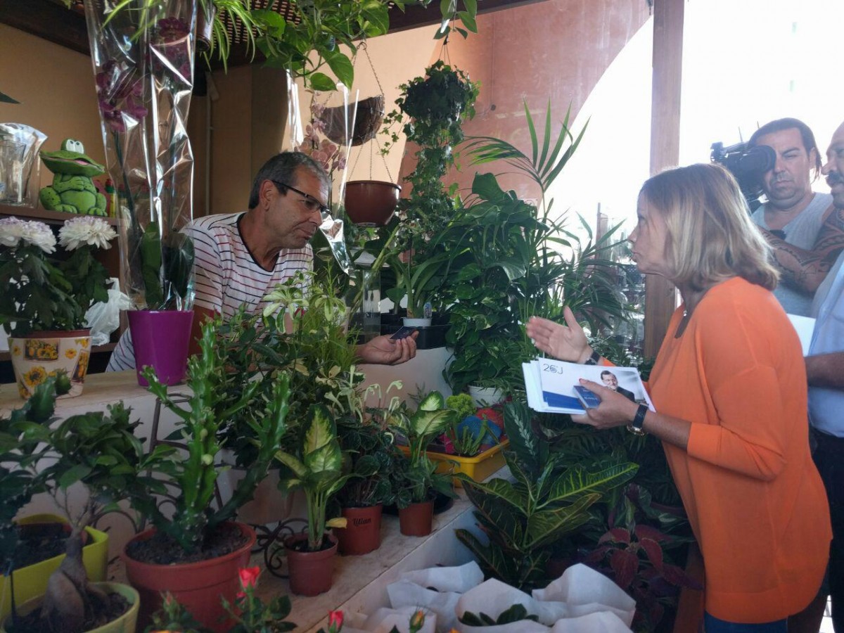 Ana Zurita conversa con un vendedor de flores del Mercado de Nuestra Señora de África. / DA