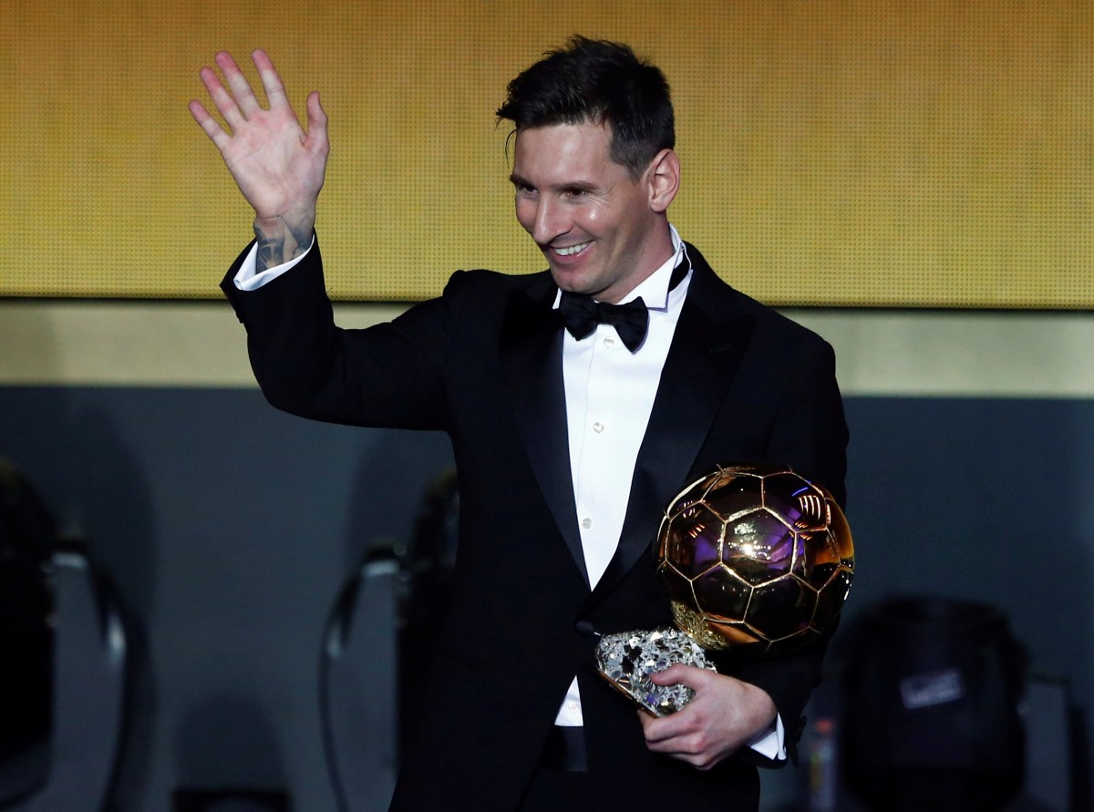 Leo Messi recibe el balón de oro / FOTO: REUTERS