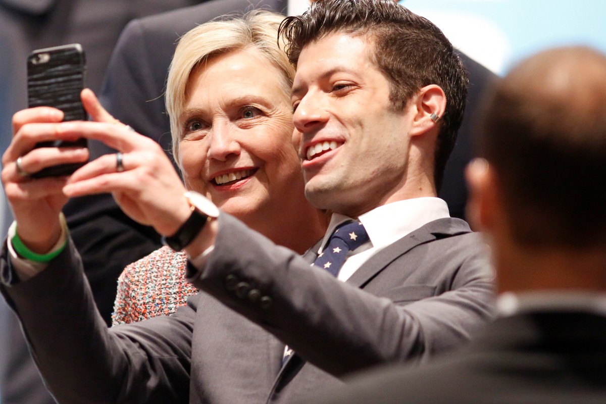 Hillary Clinton posa para un selfie / FOTO: REUTERS