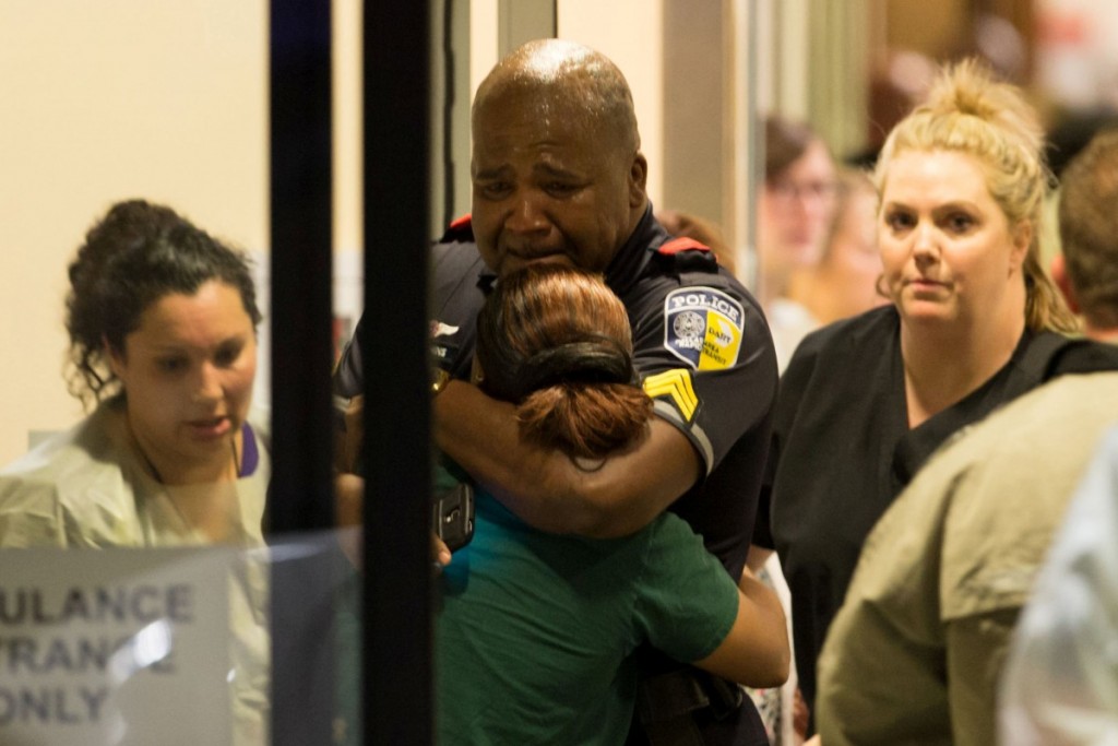 Un policía en un hospital de Dallas llorando la muerte de 5 compañeros. / REUTERS