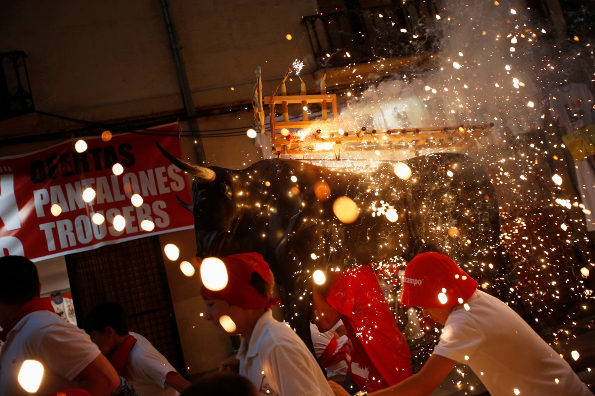 El toro de fuego en San Fermín / FOTO: REUTERS
