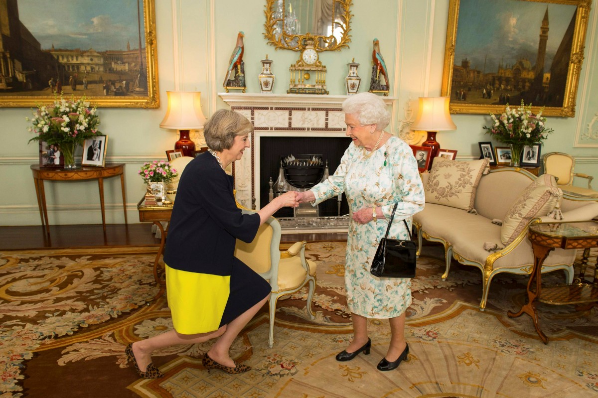 Theresa May es nombrada primera ministra por la reina de Inglaterra / FOTO: REUTERS