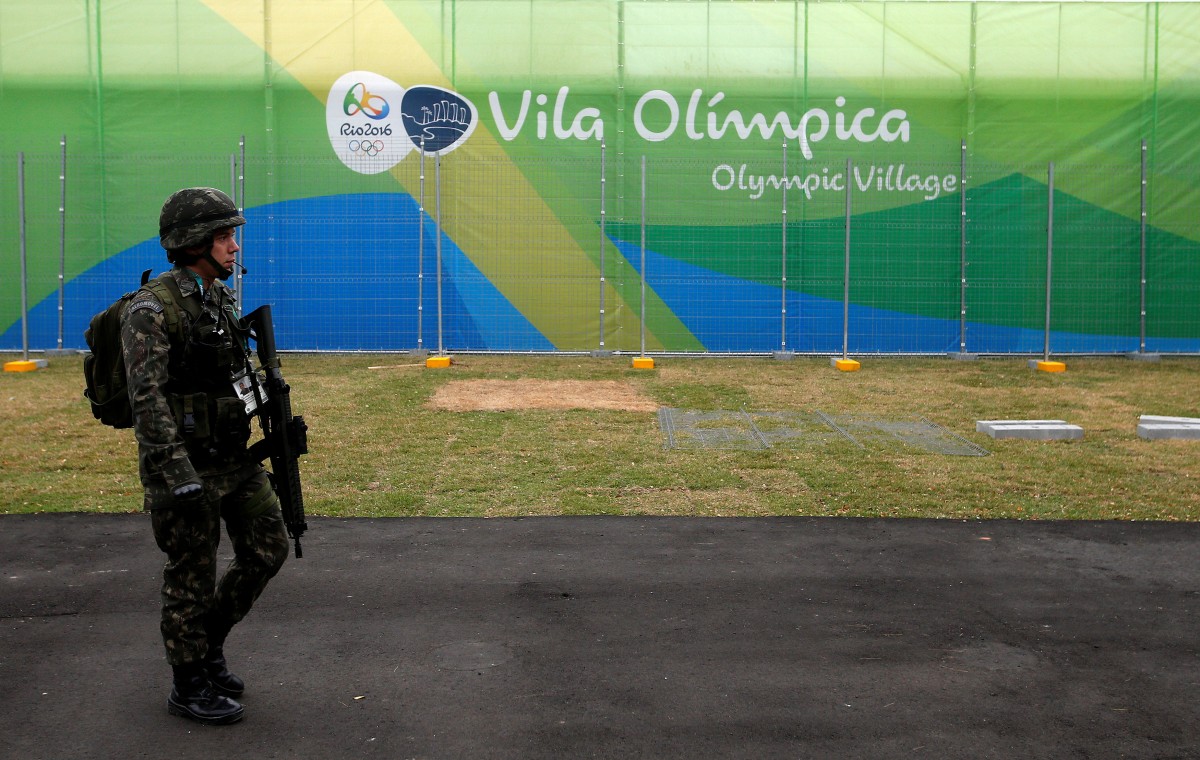 Soldado brasileño custodia una instalación olímpica / REUTERS