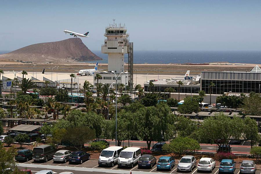 La denominación del principal aeropuerto de la Isla se remonta a noviembre de 1978. Abajo, el edil Félix Hernández. DA