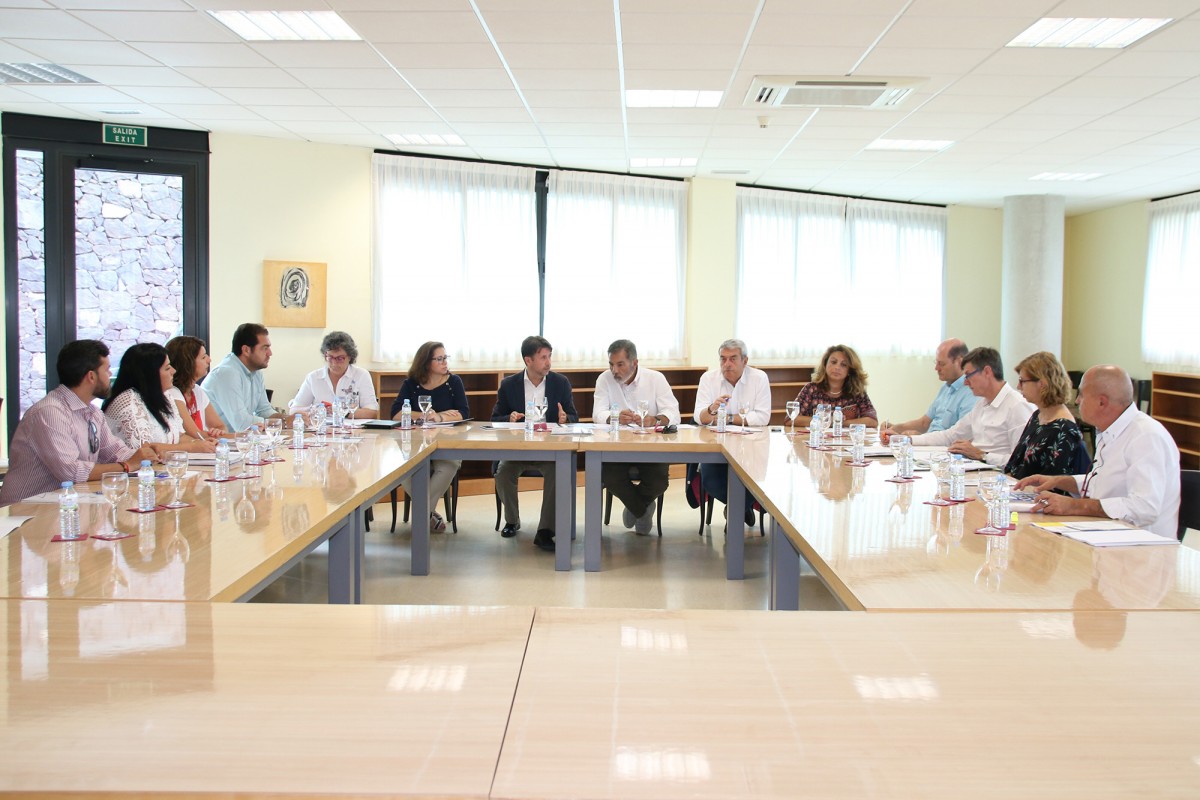 En la reunión entre el presidente del Cabildo, Carlos Alonso, y el alcalde de Adeje, Rodríguez Fraga, estuvieron presentes varios consejeros insulares, concejales y técnicos. DA
