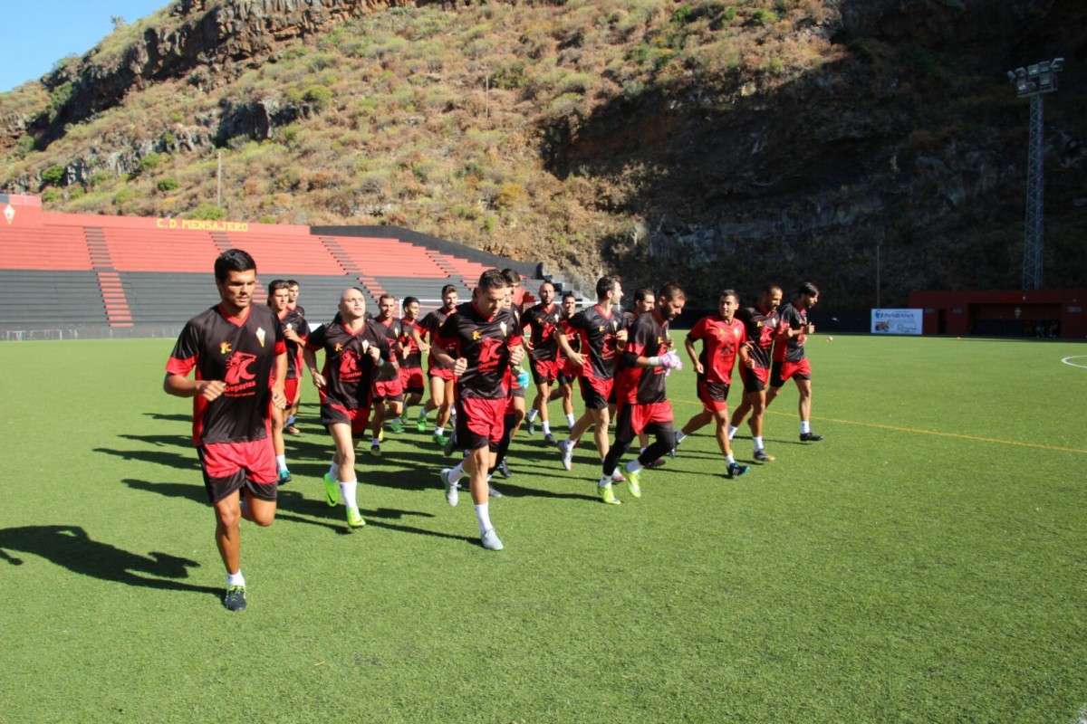La plantilla del CD Mensajero ayer en el Silvestre Carrillo en la primera sesión preparatoria de la temporada 2016-2017/ José Ayut