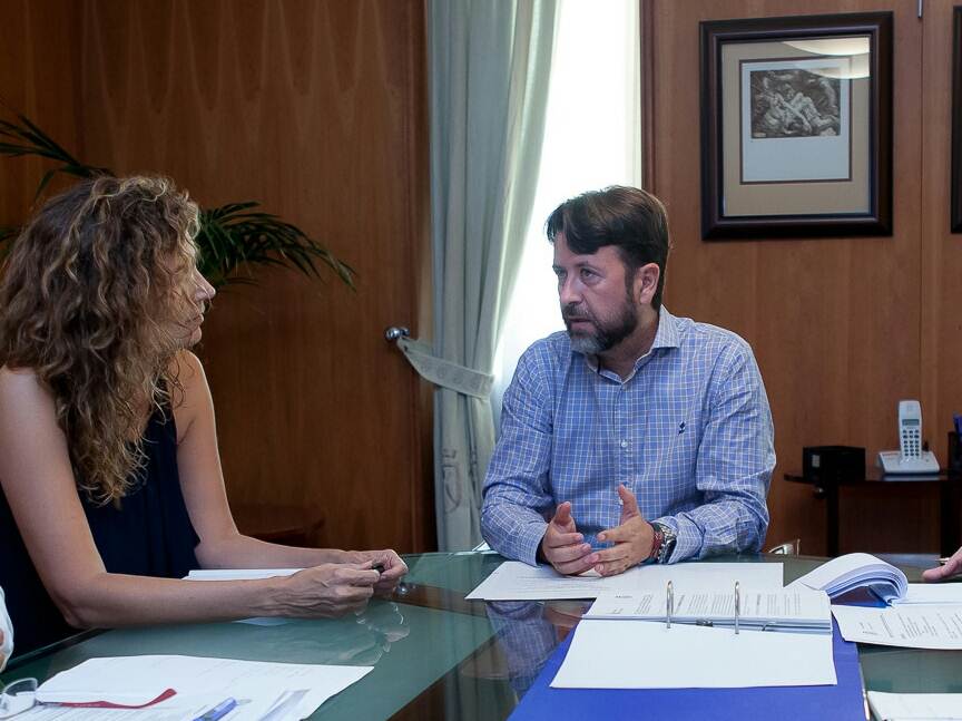 Carlos Alonso, junto a la consejera regional de Obras Públicas, Ornella Chacón, durante una reunión. DA