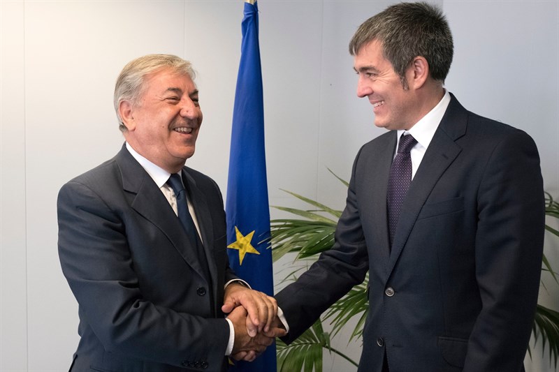 Fernando Clavijo y el comisario europeo de Medio Ambiente, Asuntos Marítimos y de Pesca, Karmenu Vella. | EP