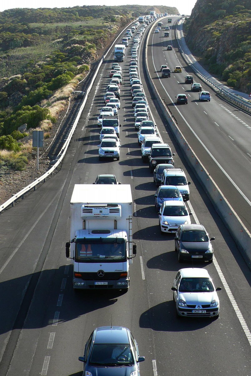 Atasco de tráfico en la autopista del Sur. DA
