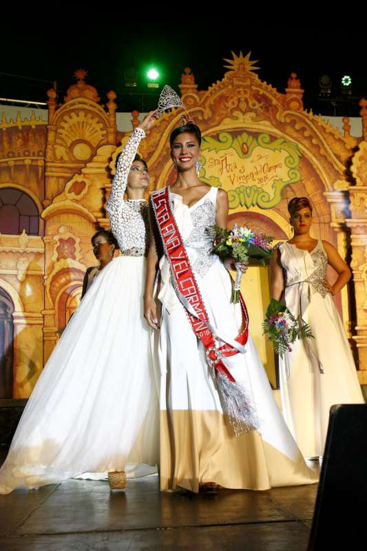 Michelle Rodríguez de Andrade, recibe su corona / DA