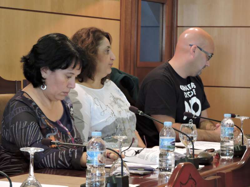 CRisto Hernández, en el centrro junto a Mayca Coello y Agustín Espinosa, ediles de Sí se puede / NORCHI