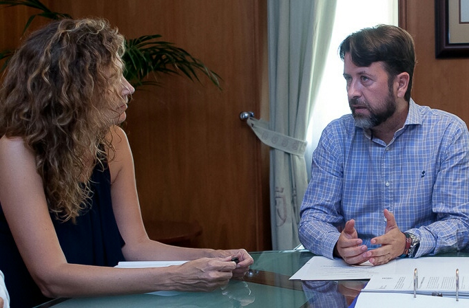 Ornella Chacón y Carlos Alonso, durante una reunión. / DA