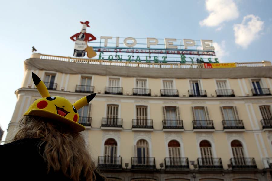 Una jugadora, con su gorra de Pikachu, frente al edificio de Tio Pepe. | REUTERS