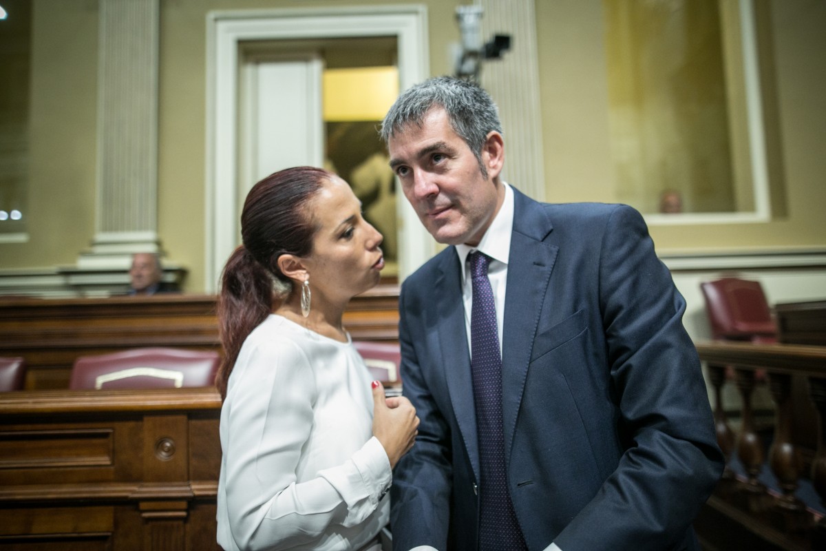Fernando Clavijo y Patricia Hernández, en el salón de plenos del Parlamento canario. / ANDRÉS GUTIÉRREZ